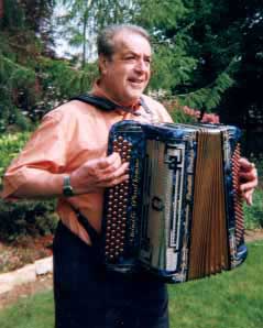 Claude Barbottin jouant sur le dernier accordéon ayant appartenu à Emile Prud'Homme